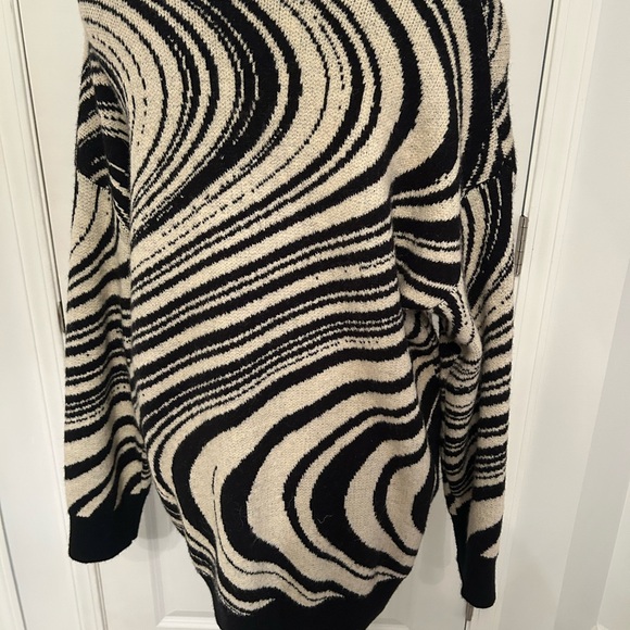 Abstract Sweater - Picture 5 of 7